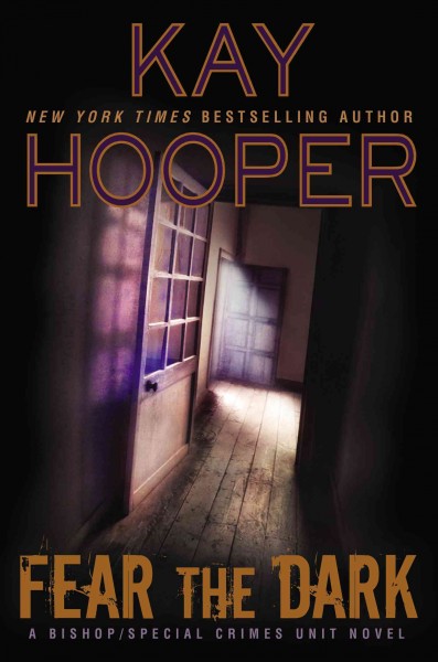 Fear the dark / Kay Hooper.